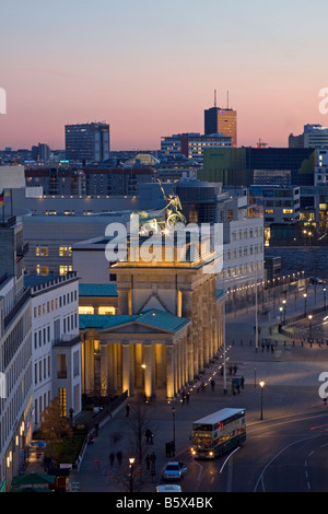 Brandenburger Tor Quadriga Blick vom Reichtstag Kuppel Hintergrund neue amerikanische Botschaft Tiergarten Berlin Stockfoto