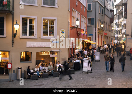 Niederdorf Menschen Restaurants im Sommer im freien Schweiz Zürich Stockfoto