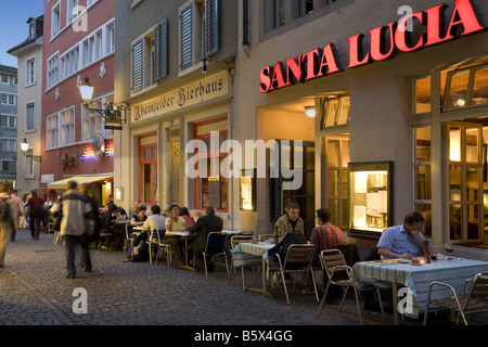Niederdorf Menschen Restaurants im Sommer im freien Schweiz Zürich Stockfoto