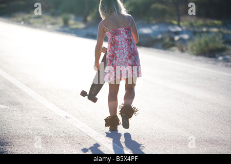 Junge Frau mit skateboard Stockfoto