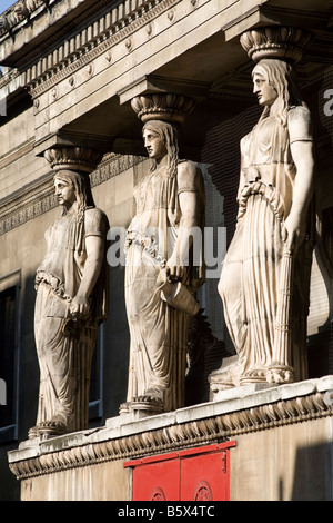 Karyatiden auf Außenseite des St Pancras New Church. Bloomsbury, Camden, London, England, Vereinigtes Königreich Stockfoto