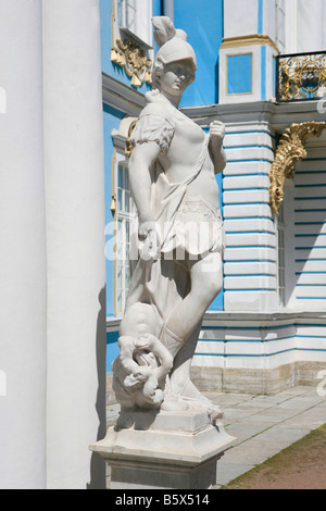 Statue am Haupteingang des 18. Jahrhundert Rokoko Catherine Palace in Puschkin (Saint Peterseburg), Russland Stockfoto