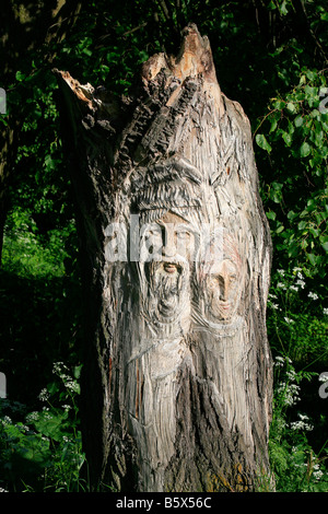 Geschnitzten Baum in den Gärten von Zarskoje Selo Palace (Catherine Palace) in Puschkin (Sankt Petersburg), Russland Stockfoto