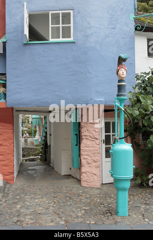 Ungewöhnliche Pumpe bei Snowdonia Portmeirion Portmadog Wales gebaut von Clough Williams Ellis He begann im Jahre 1926 im Jahr 1976 fertig Stockfoto