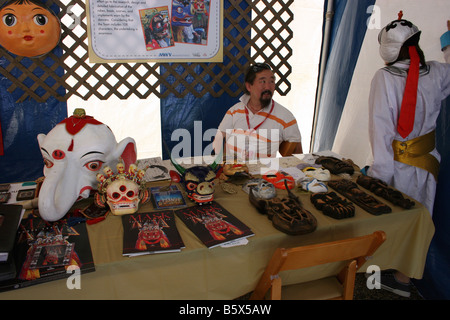 Handwerker der mongolischen GooErtunts Gesellschaft Tuschemalerei auf Reispapier und mongolischen Masken auf Volksfest zu verkaufen. Stockfoto