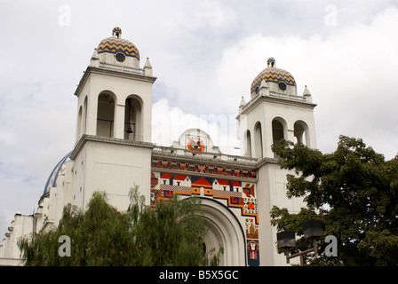 Die Metropolitan-Kathedrale oder Catedral Metropolitano auf Plaza Barrios Innenstadt von San Salvador, El Salvador Stockfoto