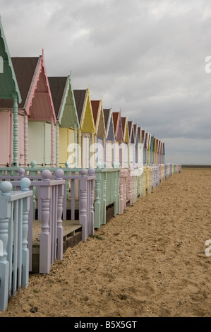 Pastell farbigen Strandhütten an West Mersea, Essex an einem kalten Wintertag. Stockfoto