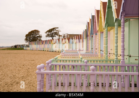 Pastell farbigen Strandhütten an West Mersea, Essex an einem kalten Wintertag. Stockfoto