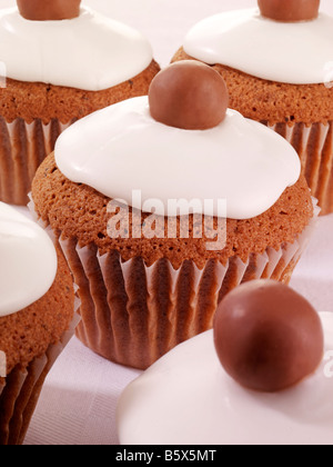 WEIßES EIS CUPCAKES Stockfoto