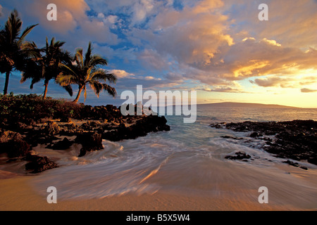 Das letzte Licht des Tages leuchtet die Szene in Makena, Maui, Hawaii. Stockfoto