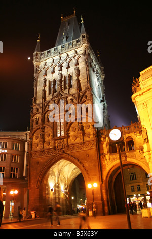 Pulverturm (Pruhova Veza, Prašná Brána), Prague Czech in der Nacht Stockfoto
