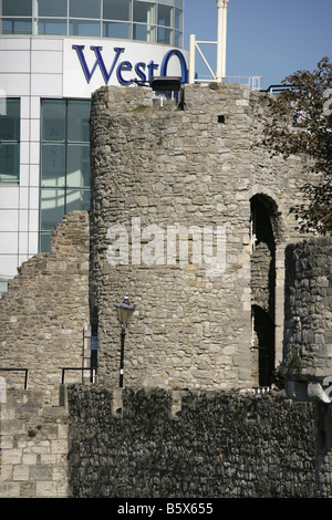 Stadt von Southampton, England. Arundel Turm der alten Stadtmauer mit dem West Quay shopping-Komplex im Hintergrund. Stockfoto