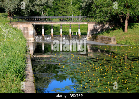 Brücke in der englischen Gärten des Palastes des Zaren Paul I. in Pavlosk (Sankt Petersburg), Russland Stockfoto