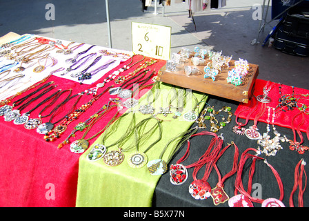 Schmuckstand auf dem Markt im Freien, Calle de la Plaza, Alcala, Teneriffa, Kanarische Inseln, Spanien Stockfoto