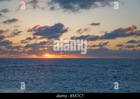 Sonnenuntergang über dem Atlantik von der karibischen Insel Anguilla in den British West Indies Stockfoto