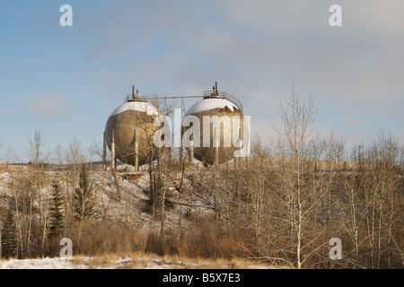 Ein Schuss von zwei große Runde Panzer an die historischen Turner Valley Gasanlage in Turner Valley Alberta. Stockfoto