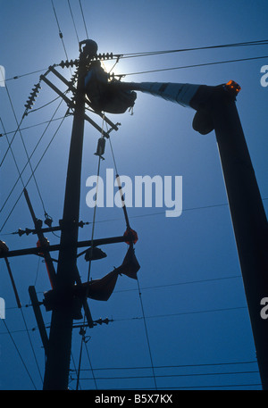 Elektrischen Arbeiter in Hubarbeitsbühne Kran arbeiten an Hochspannung macht Längsdrähte. Stockfoto