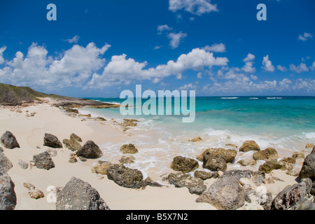 Kleinen einsamen Strand auf der karibischen Insel Anguilla in den British West Indies Stockfoto