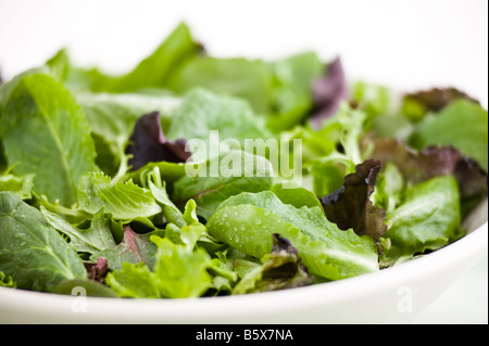 Salat in einer Schüssel auf einer weißen Leinen-Serviette weiß Stockfoto