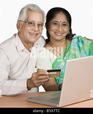 Senior Woman und eine reife Frau, Online-shopping Stockfoto