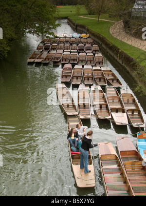 Menschen Stechkahn fahren an einem Fluss, Oxford, England Stockfoto