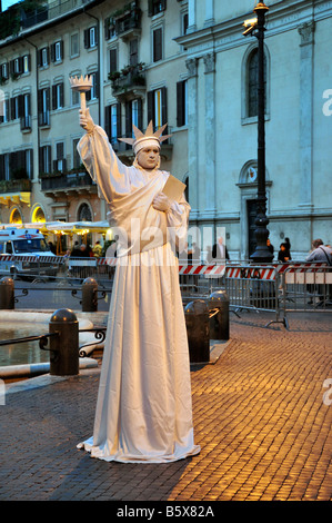 Ein Mann verkleidet als die Freiheitsstatue auf der Piazza Navona in Rom. Stockfoto
