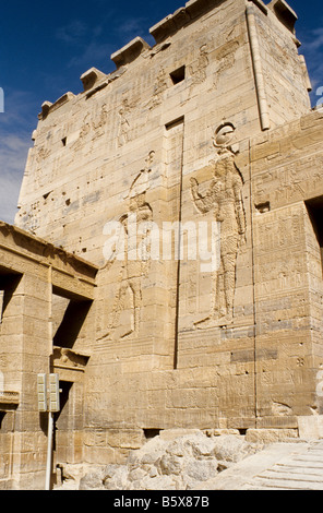 Philae, in der Nähe von Assuan. Westliche Hälfte der zweiten Pylon der Tempel der Isis. Stockfoto