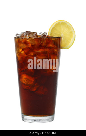 Glas Cola mit Eis und Zitrone Ausschnitt isoliert auf weißem Hintergrund Stockfoto