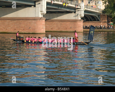 Festival der Flussufer Kanu unter Main-Brücke Fluss Main für viele Zuschauer am Flussufer Hintergrund-Wettbewerb Stockfoto