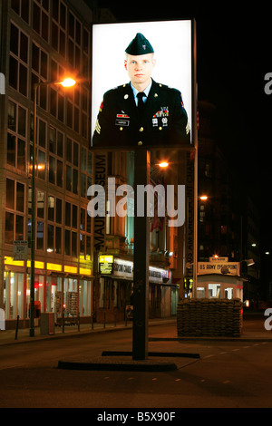 Checkpoint Charlie an der Cheeseburger, Berlin, Deutschland Stockfoto