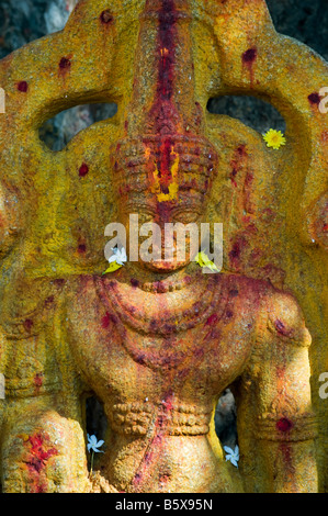 Hindu-Gottheit geschnitzten Schrein Steinstatue, beim Herrn Lakshmi Narasimha Swamy Tempel in Kadiri, Andhra Pradesh, Indien Stockfoto