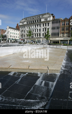 Stadt von Nottingham, England. Gustafson Porter saniert Altmarkt Wasserbrunnen mit Schmiede Zeile im Hintergrund Stockfoto