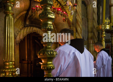 Israel Jerusalem alte Stadt Grabeskirche tägliche Prozessionen Pflegehilfskräften Prozession zwei Priester vor dem Grab Stockfoto