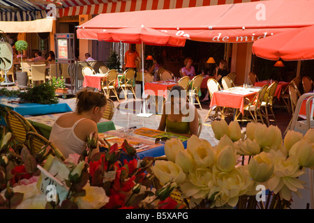 Straße Restaurants in den Blumenmarkt von Vielle Ville der Altstadt von Nizza Cote D Azur Frankreich Stockfoto