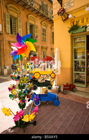 Außen-Spielzeug-Shop mit Spielzeugautos und Windmühlen in Vielle Ville der Altstadt von Nizza Cote D Azur Frankreich Stockfoto