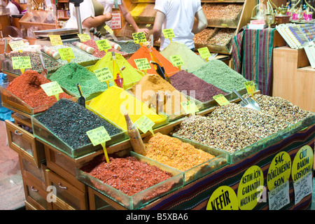 Tee und Kräuter zum Verkauf auf dem Grand Bazaar Markt, Istanbul, Türkei Stockfoto