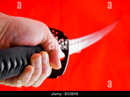 Des Mannes Hand, die japanische Schwert katana Stockfoto