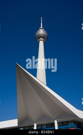 Berühmte Sehenswürdigkeit der Stadt Berlin die TV Turm am Alexanderplatz Alexander s Quadrat mit Dachkonstruktion Stockfoto