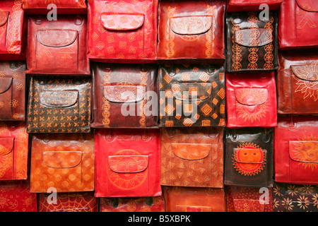 Rote Lederhandtaschen am Marktstand. Stockfoto