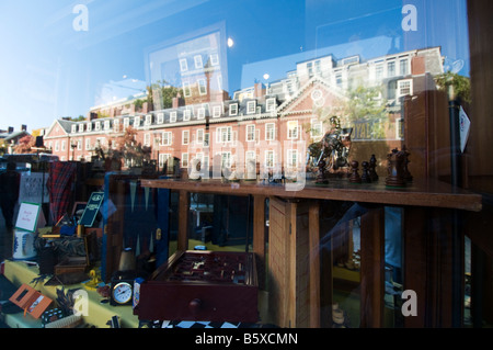 Fenster von Cambridge, Masse-Shop. Reflexionen der Harvard Universität Gebäude können in der Glasscheibe gesehen. Stockfoto
