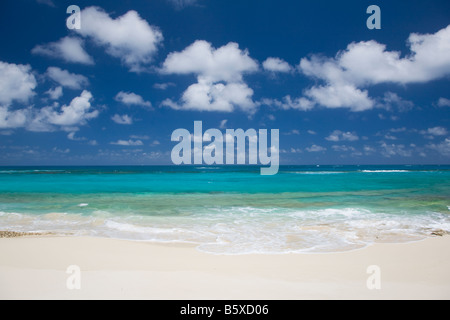Kleinen einsamen Strand auf der karibischen Insel Anguilla in den British West Indies Stockfoto