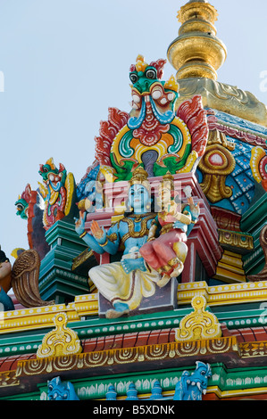 Hindu-Gottheit, Lord Krishna, bemalte Statue auf dem Herrn Lakshmi Narasimha Swamy Bügel in Kadiri, Andhra Pradesh, Indien Stockfoto