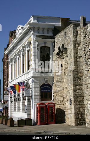 Stadt von Southampton, England. Das Watergate Ruinen am südlichen Ende der alten Stadtmauer in der Nähe von Stadtkai und High Street. Stockfoto