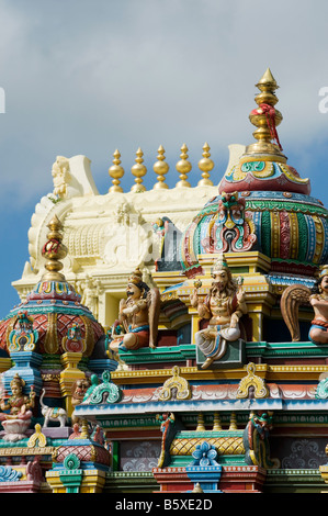 Hindu-Gottheiten, bemalte Statue auf dem Herrn Lakshmi Narasimha Swamy Bügel in Kadiri, Andhra Pradesh, Indien Stockfoto