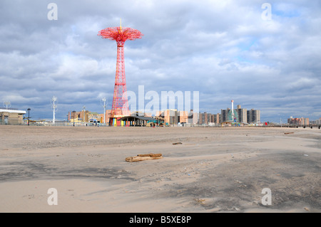 Blick auf Strand von Coney Island und Vergnügungspark im Hintergrund keine Personen in der Nebensaison Stockfoto