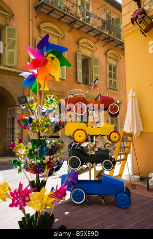 Außen-Spielzeug-Shop mit Spielzeugautos und Windmühlen in Vielle Ville der Altstadt von Nizza Cote D Azur Frankreich Stockfoto