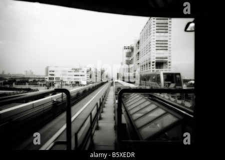 Spuren der automatisierten Führungsschiene Transit Bahnhof (Yurikamome-Linie) aus Daiba Metro. Insel Odaiba. Bucht von Tokio. Japan. Stockfoto