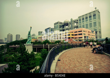 Freiheitsstatue Liberty Replik (errichtet im Jahr 2000) und Fuji TV-Hauptquartier (von Kenzo Tange). Insel Odaiba. Bucht von Tokio. Japan. Stockfoto