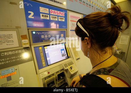 Kauf von Tickets für automatisierte Führungsschiene Transitzug (Yurikamome-Linie). Daiba u-Bahnstation. Insel Odaiba. Bucht von Tokio. Japan. Stockfoto