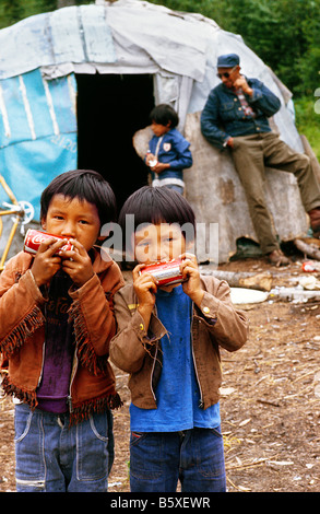 Native American Aboriginal indische Kinder mit Dosen von alkoholfreien Getränken in Moose Factory, James Bay; Ontario, Kanada Stockfoto